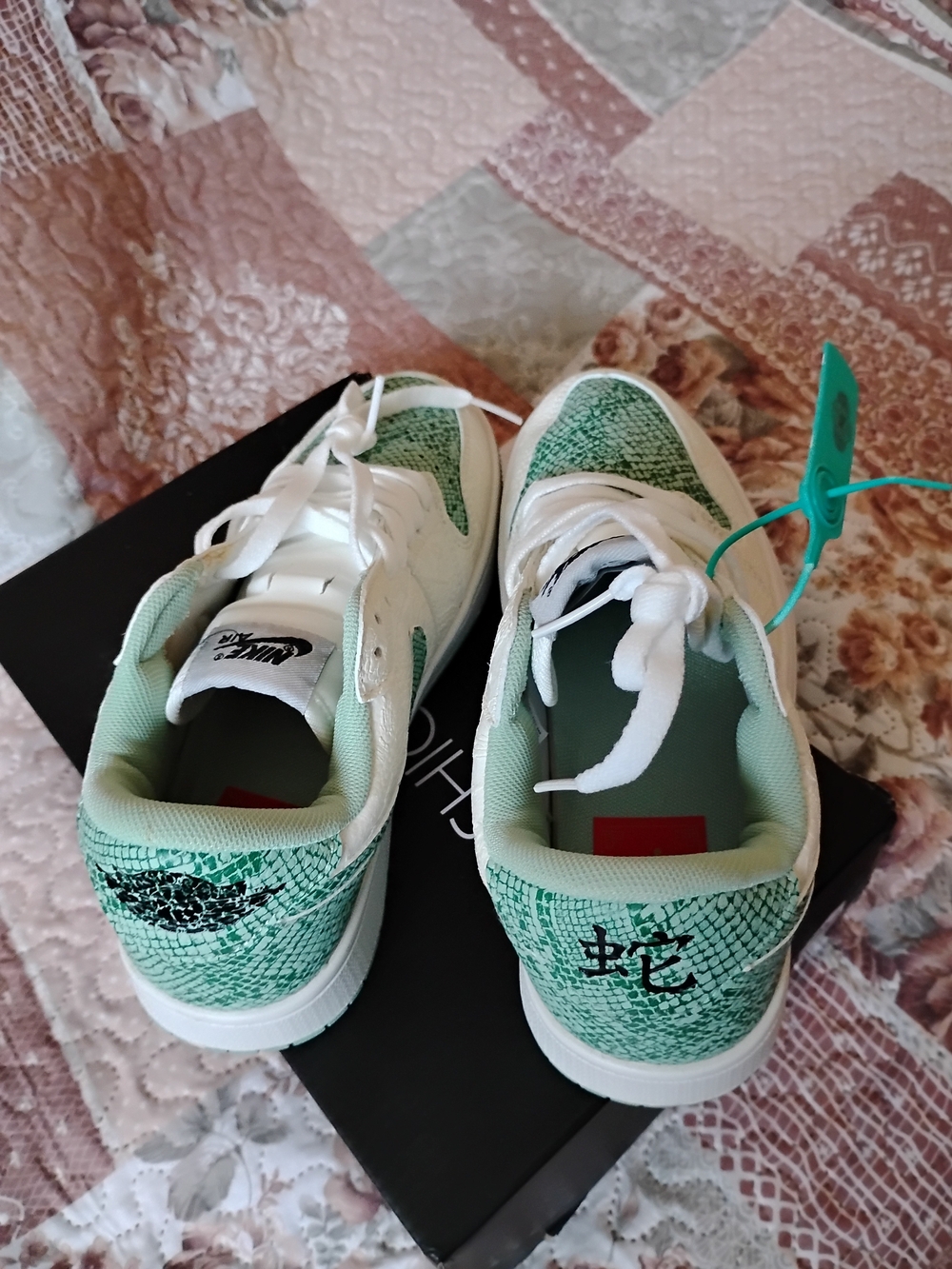 Nike Men's White and Green Low-Top Sneakers - Picture 2 of 4